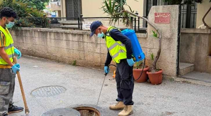 بلدية الشياح تواصل رش المبيدات في المصارف الصحية لمكافحة الحشرات