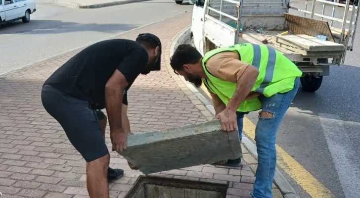 بلدية صيدا تستبدل أغطية مجاري مسروقة لحماية السلامة العامة
