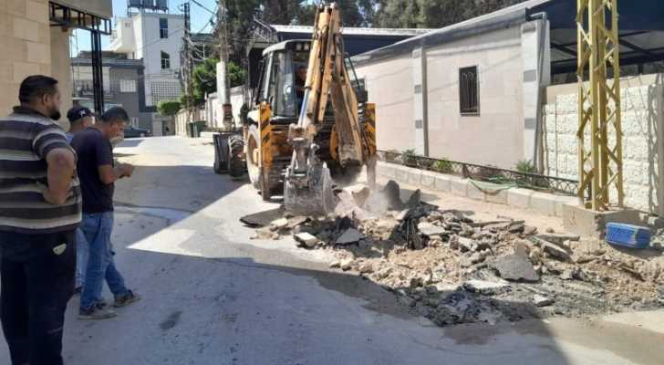 التعاون الأهلي البلدي مستمر في العباسية .. تعبيد حفر الساحة العامة