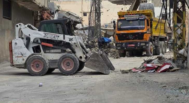 بلدية طيردبا تزيل ردميات العدوان عن جوانب الطرقات لتوسيعها وتحسين حركة السير