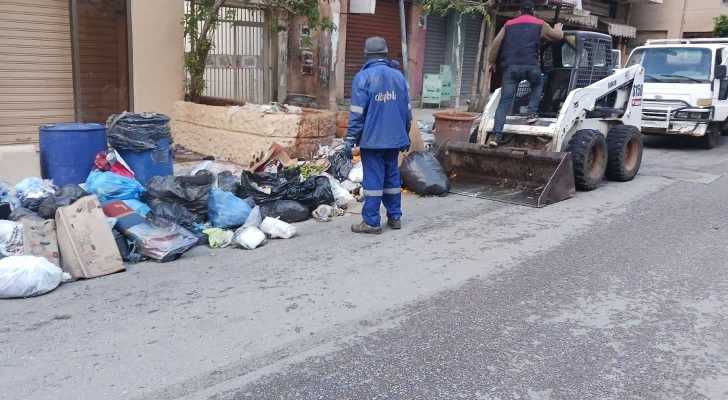بلدية برج البراجنة تواصل رفع النفايات من شوارع البلدة