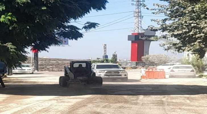 بلدية المروانية تتابع استكمال أعمال تعبيد الطرق الرئيسية والداخلية في البلدة