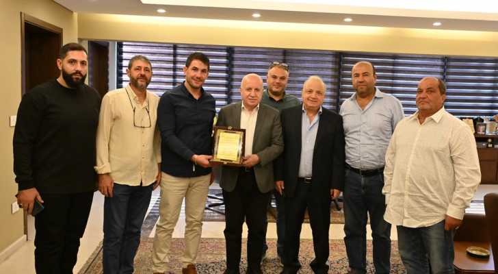 وفد من بلدية برعشيت زار رئيس مجلس الجنوب وقَدّمَ درعًا تقديرًا دعمًا للتنمية في البلد