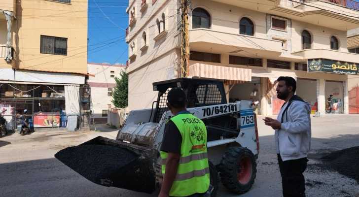 بلدية الشهابية تواصل تعبيد الحفر على طريق السهلة وطرقات داخلية
