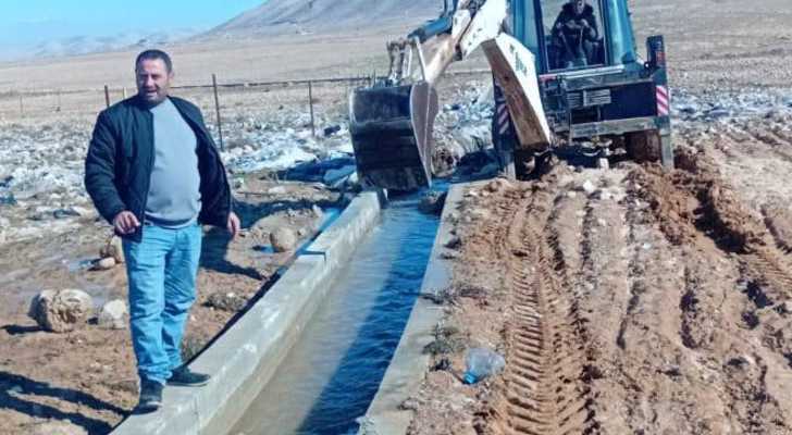 بلدية القاع تواصل فتح وتنظيف الطرقات وتعزيل مجاري تصريف مياه الأمطار