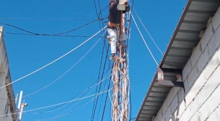 بلدية طيردبا تباشر بأعمال صيانة لمبات الإنارة في الشوارع