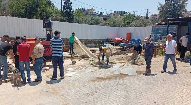 بلدية كفررمان تؤمن أغطية بلاستيكية مؤقتة للزجاج دعمًا لعودة الأهالي
