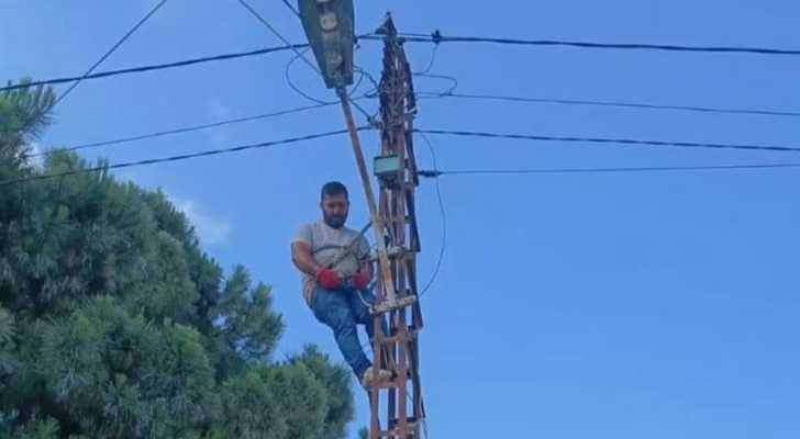 بلدية تفاحتا تتابع أعمال صيانة شبكة الإنارة في أحياء البلدة