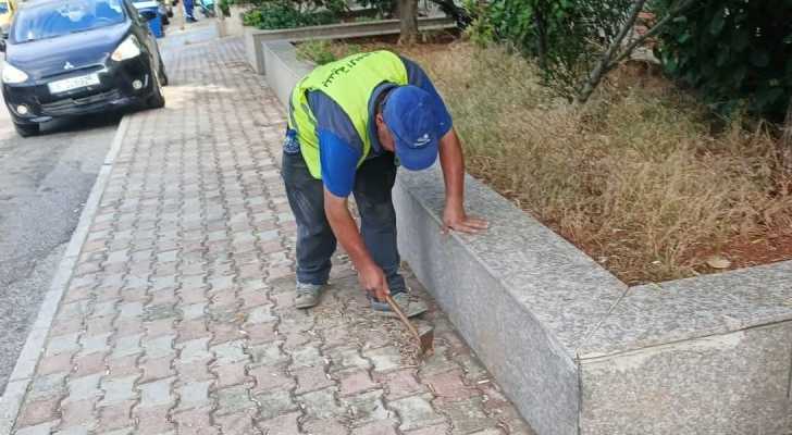 بلدية الغبيري تواصل تنظيف وتشحيل الأرصفة في أحياء البلدة