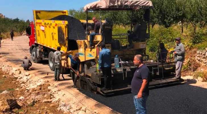 بلدية علمات والصوانة تواكب أعمال تعبيد طريق الوطى - بقعاتا