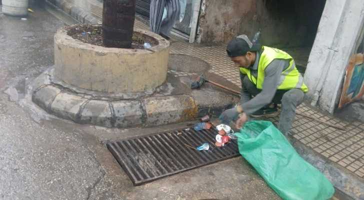 قسم البيئة والنظافة في بلدية برج البراجنة يواصل تنظيف مصافي المياه