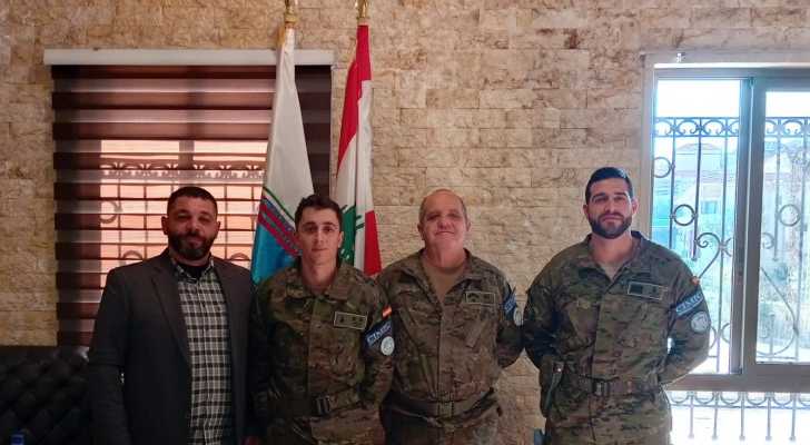 رئيس بلدية الطيبة يبحث مع