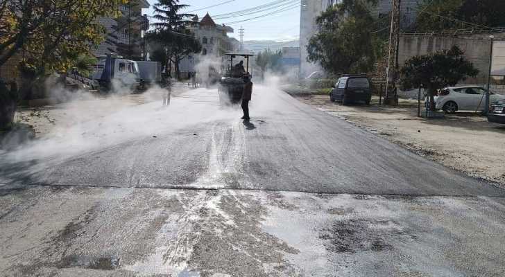 بلدية عاليه تبدأ أعمال تزفيت طريق المدينة الصناعية