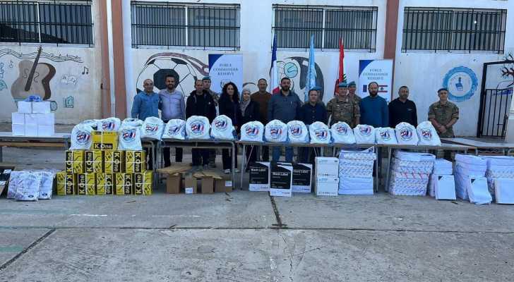 بحضور رئيس بلدية الطيبة.. الكتيبة الفرنسية تقدّم قرطاسية وماكينة تصوير لطلاب الثانوية الرسمية