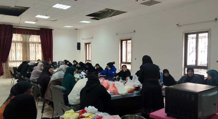 ورشة متخصصة في صناعة الحلويات الرمضانية بدعم من بلدية الطيبة وشركائها