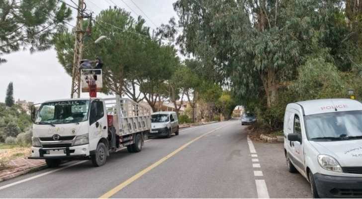 بلدية النميرية تُنجز مشروع إنارة الشوارع بالطاقة الشمسية