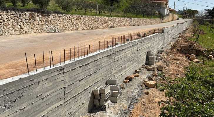 إنجاز حائط دعم بطول 100 متر على طريق البركة في المنارة
