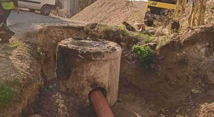 بلدية كفرفيلا تنجز صيانة شبكة الصرف الصحي عند المدخل الغربي للبلدة