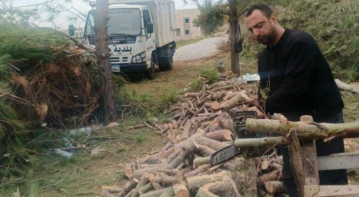 بلدية مزبود توزّع حصص حطب للعائلات المتعففة لدعمها خلال الشتاء