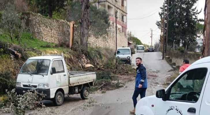 بلديّة الكفور – تول تُعيد فتح طريق الكفور–حبوش بعد سقوط شجرة بفعل العاصفة