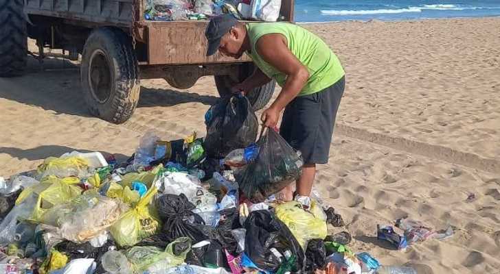 بلدية صور تنظّم حملة لتنظيف شاطئ الخيم البحرية استعدادًا للموسم الصيفي