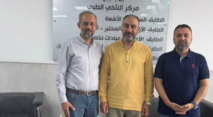 رئيس بلدية طيردبا يزور مركز التآخي الطبي في عين بعال ويبحث أوضاع الأهالي