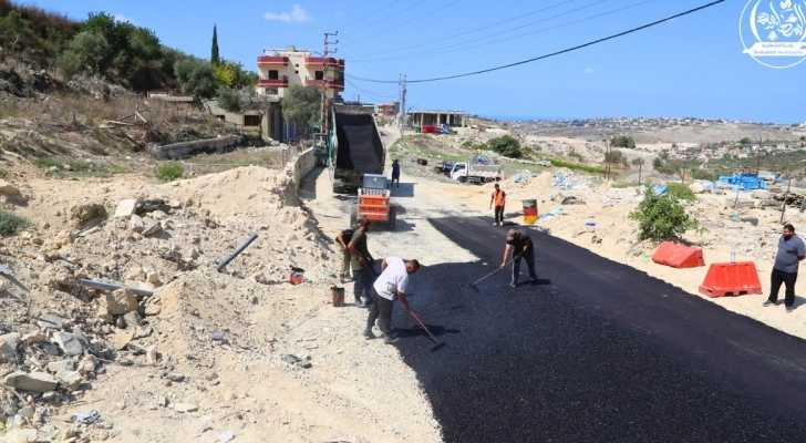 بلدية الشهابية تنجز تعبيد مواقع تضررت جراء العدوان على طريقَي أرض الغرب وكرم الجلّ