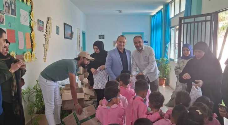 بلدية طيردبا توزّع ألبسة على 261 طالبًا في المدرسة الرسمية