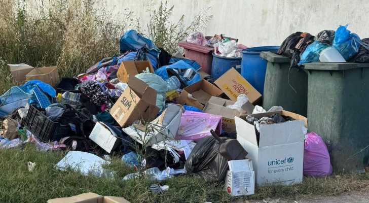 بلدية العباسية تطلق حملة نظافة شاملة لمعالجة تراكم النفايات الناتجة عن أعمال التعزيل