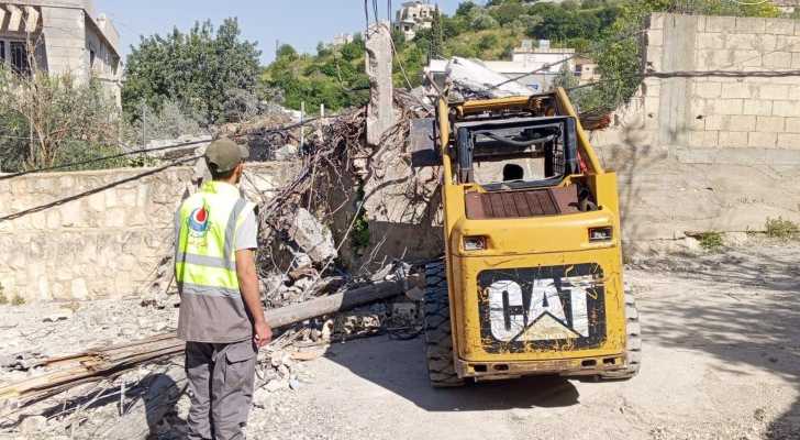 بلدية الحلوسية تنجز أعمال رفع الركام وفتح الطرقات بعد العدوان الإسرائيلي على البلدة