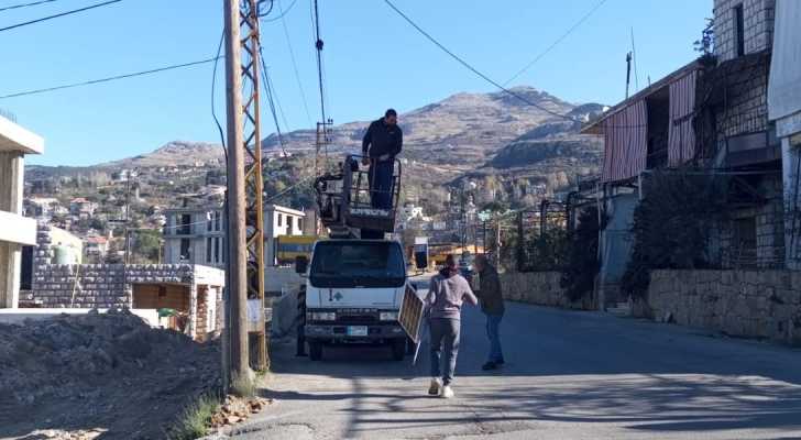 بلدية حمانا تباشر بتركيب الإضاءة على الطاقة الشمسية في البلدة