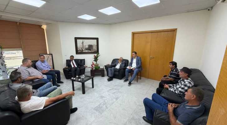 وزير الزراعة يعلن تشكيل خلية أزمة زراعية في الجنوب ويبحث مع بلدية كفركلا احتياجات المزارعين