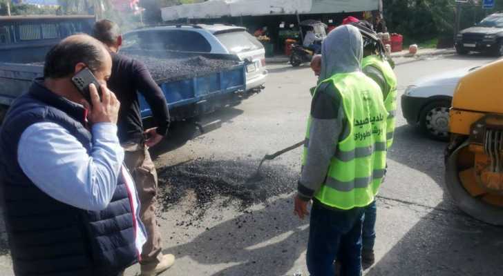 بلدية صيدا تباشر بحملة تزفيت الحفر الكبيرة في الشوارع والأحياء بمساعدة ودعم صندوق التكافل