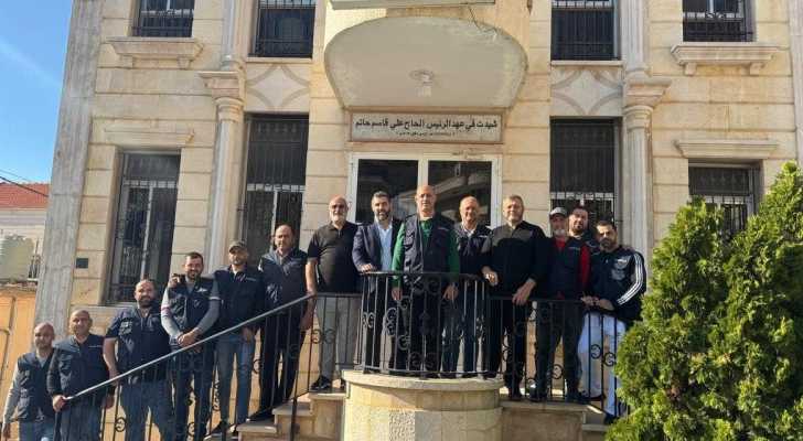 بلدية القرعون تكلّف 12 مراقبًا لضبط السير بدعم مبادرةٍ أهلية