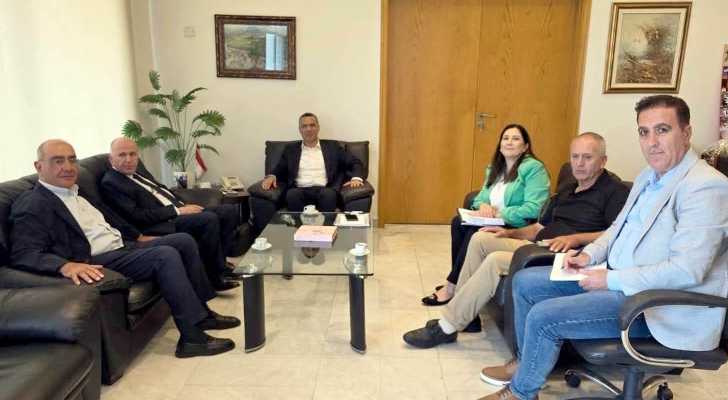 وزير الزراعة ورئيس بلدية قرطبا يبحثان حماية الغابات وتعزيز التنمية الزراعية