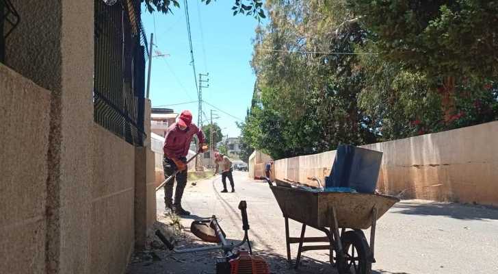 بلدية الجية تواصل أعمال تنظيف الطرقات ضمن برنامجها اليومي