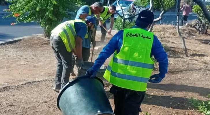 بلدية الغبيري تواصل أعمالها الدورية في صيانة المساحات الخضراء