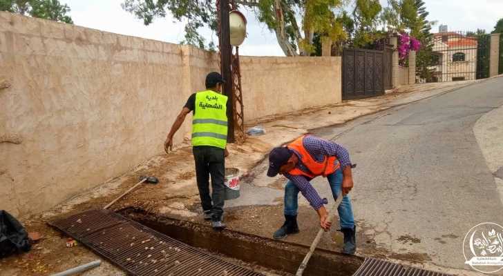 بلدية الشهابية تنظف مجاري تصريف مياه الأمطار استعدادًا للشتاء