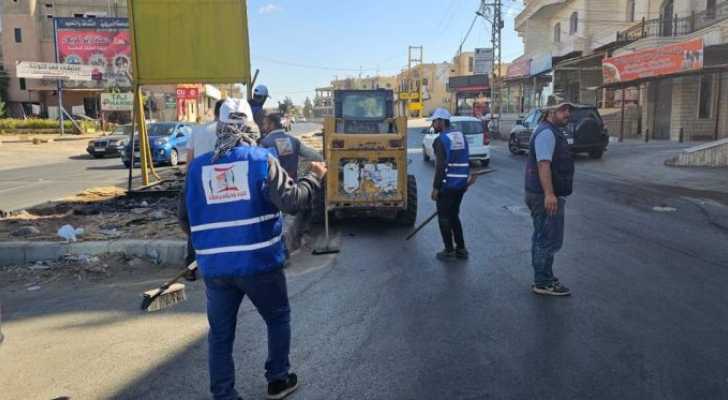 بالصور: إتحاد بلديات بعلبك يستجيب لطلب اصحاب المحلات عند تقاطع ايعات - بعلبك بتنظيف الجزر الوسطية