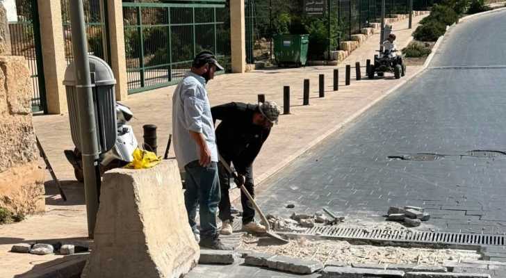 بلدية بعلبك تواصل تأهيل الطريق المحاذي لقلعة بعلبك