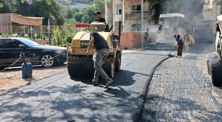 انطلاق أعمال تعبيد وتأهيل الطرقات في دوحة الشويفات وخلدة