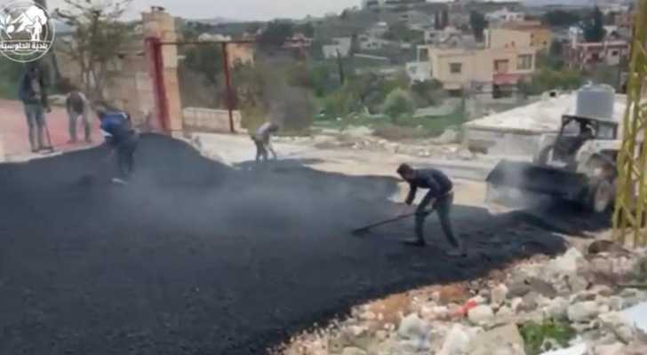 بلدية الحلوسية تُنهي المرحلة الثانية من أعمال التزفيت ضمن مشروع شبكة مياه الخدمة