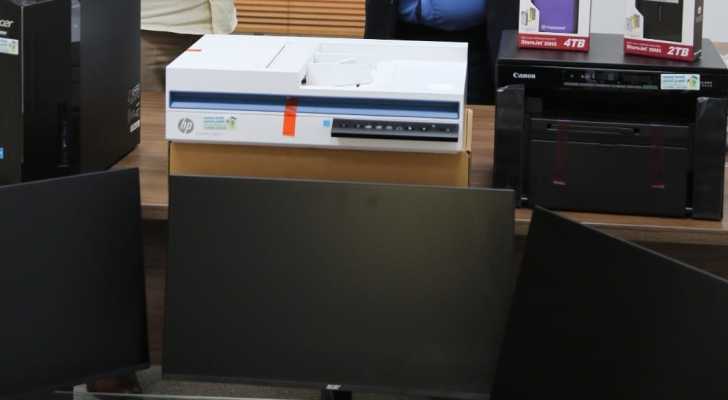 جمعية العمل البلدي تقدم معدات مكتبية بقيمة 2250$ لبلدية جباع وعين بوسوار