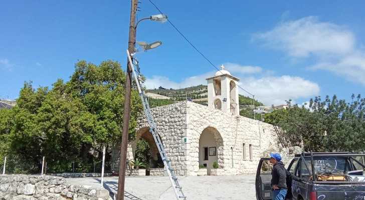 بلدية بلاط - قرطبون - مستيتا تواصل أعمال تركيب إنارة على الطاقة الشمسية ضمن نطاقها البلدي