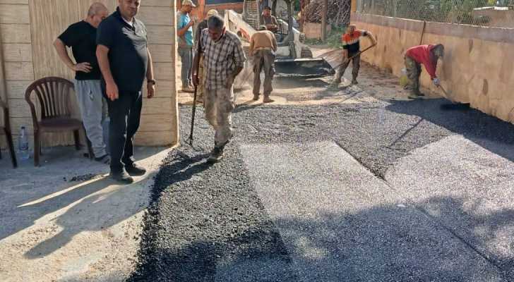 بلدية جبشيت تُواصل أعمال التزفيت ضمن خطة تحسين البنية التحتية