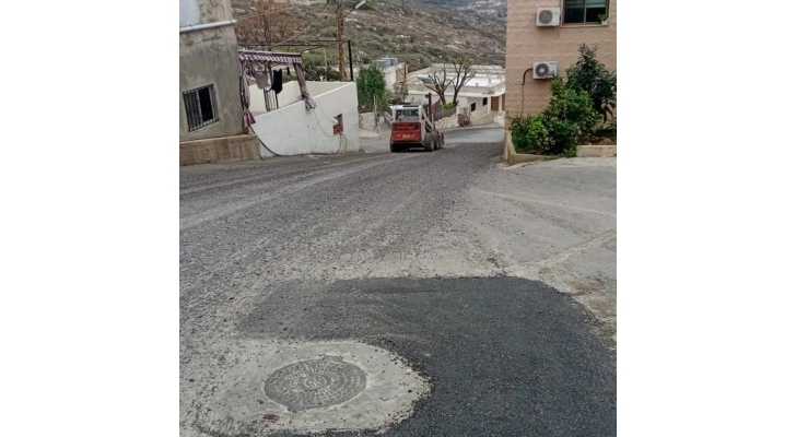 بلدية طيردبا تنهي أعمال تخشين سطح الزفت في حي المرج – نزلة البازورية