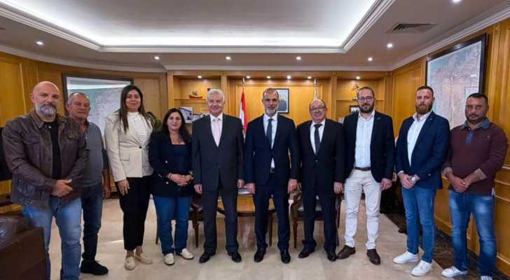 بلدية أنفه تبحث مع وزير الأشغال مشروع توسيع وتأهيل مرفأ الصيادين