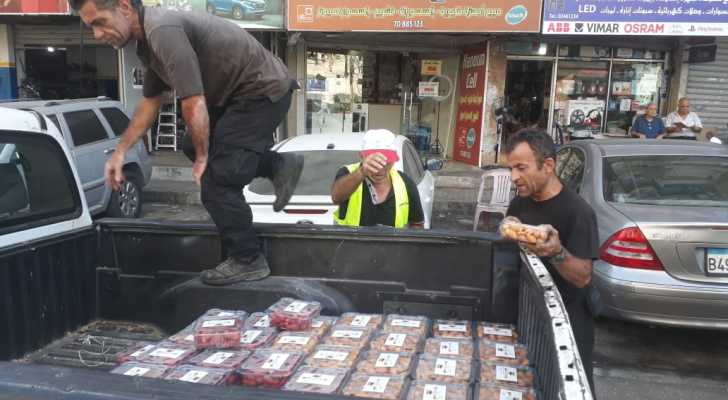 بلدية الغبيري تقطف ثمار البلح عن الأشجار في نطاقها وتوزيعها على الأهالي والمحال التجاري