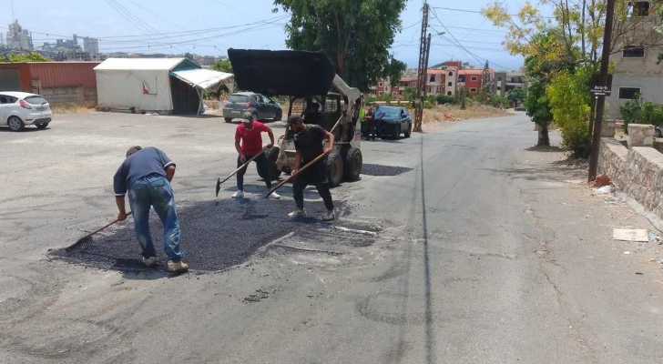 بلدية برجا تتابع أعمال صيانة وتأهيل الطرقات داخل البلدة