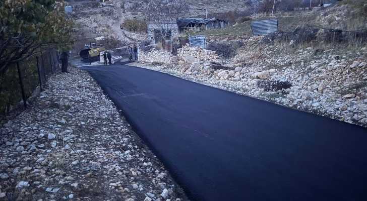 بلدية عيناتا الأرز تستكمل خطتها الإنمائية وتباشر تزفيت طرقات جديدة